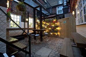 Courtyard - The Bell Hotel By Weatherspoon (Aylesbury)