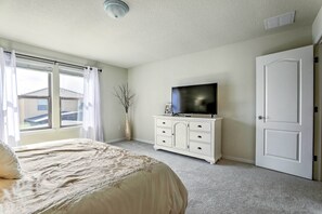 5 bedrooms, laptop workspace, iron/ironing board, internet