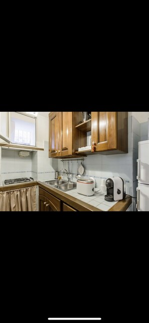 Private kitchen - The house is located in the heart of Naples, close to via Toledo and via Chiaia. (Napoli)