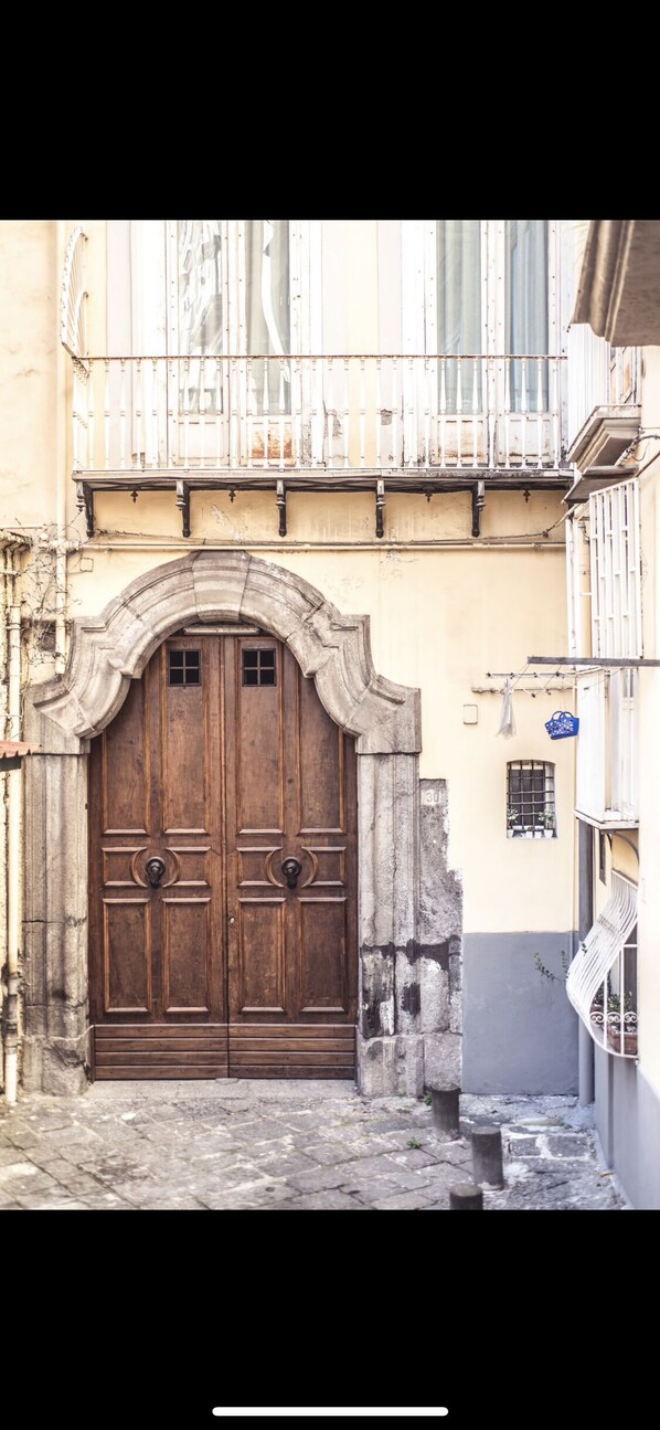 Exterior detail - The house is located in the heart of Naples, close to via Toledo and via Chiaia. (Napoli)