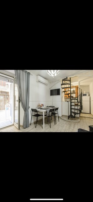 Dining - The house is located in the heart of Naples, close to via Toledo and via Chiaia. (Napoli)