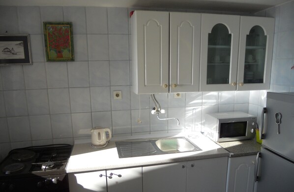 Een koelkast, een magnetron, een oven, een kookplaat