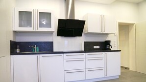 Cafeteira/chaleira, geladeira, micro-ondas, cooktop