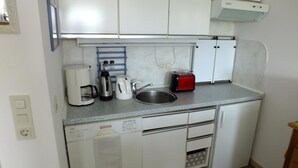 Cafeteira/chaleira, geladeira, micro-ondas, cooktop