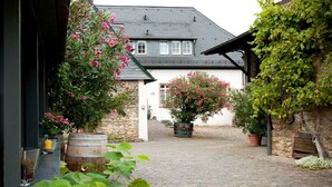 Courtyard - Wein Hotel Koegler (Eltville am Rhein)