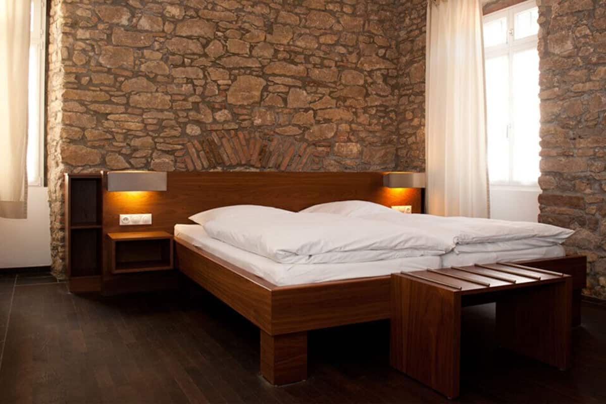 Habitación Deluxe doble | Edredones de plumas, minibar, wifi gratis