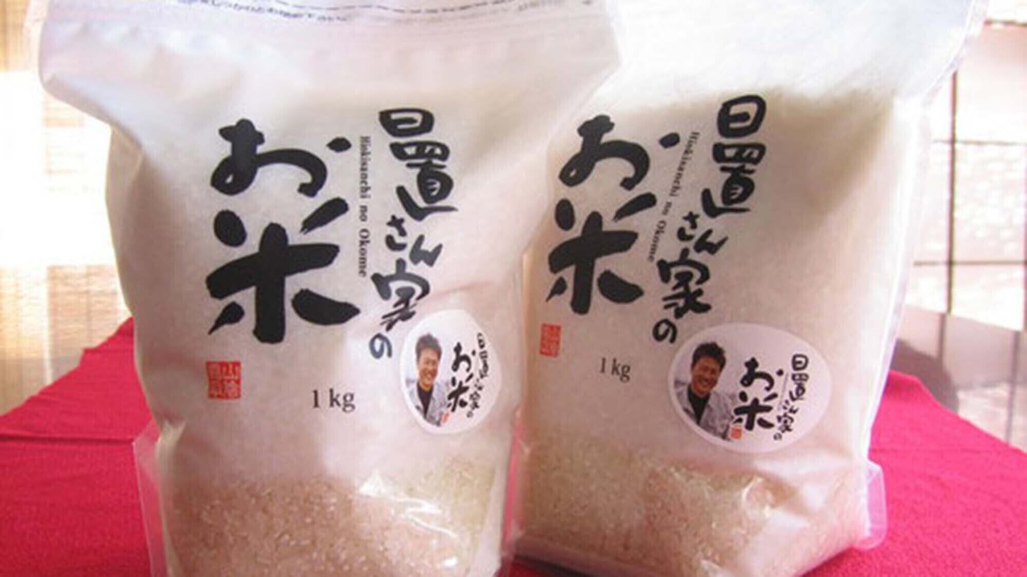 Twee zakken rijst met Japanse tekst en elk een gewichtsaanduiding van 1 kg.