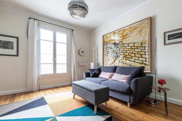 TV - Colour in Ternes, by Veeve (Paris)