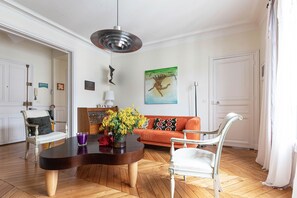 TV - Colour in Ternes, by Veeve (Paris)