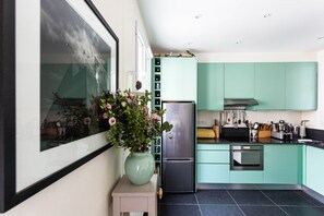 Kjøleskap, ovn, oppvaskmaskin og brødrister