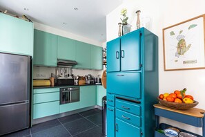 Fridge, oven, dishwasher, toaster - Colour in Ternes, by Veeve (Paris)
