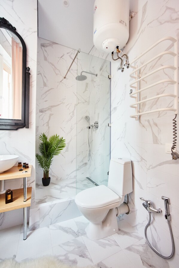 Bathroom - Alice in Wonderland bedroom (Odessa)