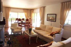 تلفزيون، مدفأة، مشغل دي في دي