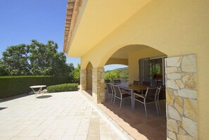 تناول الطعام بالخارج