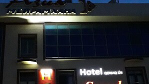 Une enseigne d’hôtel portant le nom « Hotel Seoul Meiramhana » et une grande inscription « HÔTEL » en rouge et en jaune.