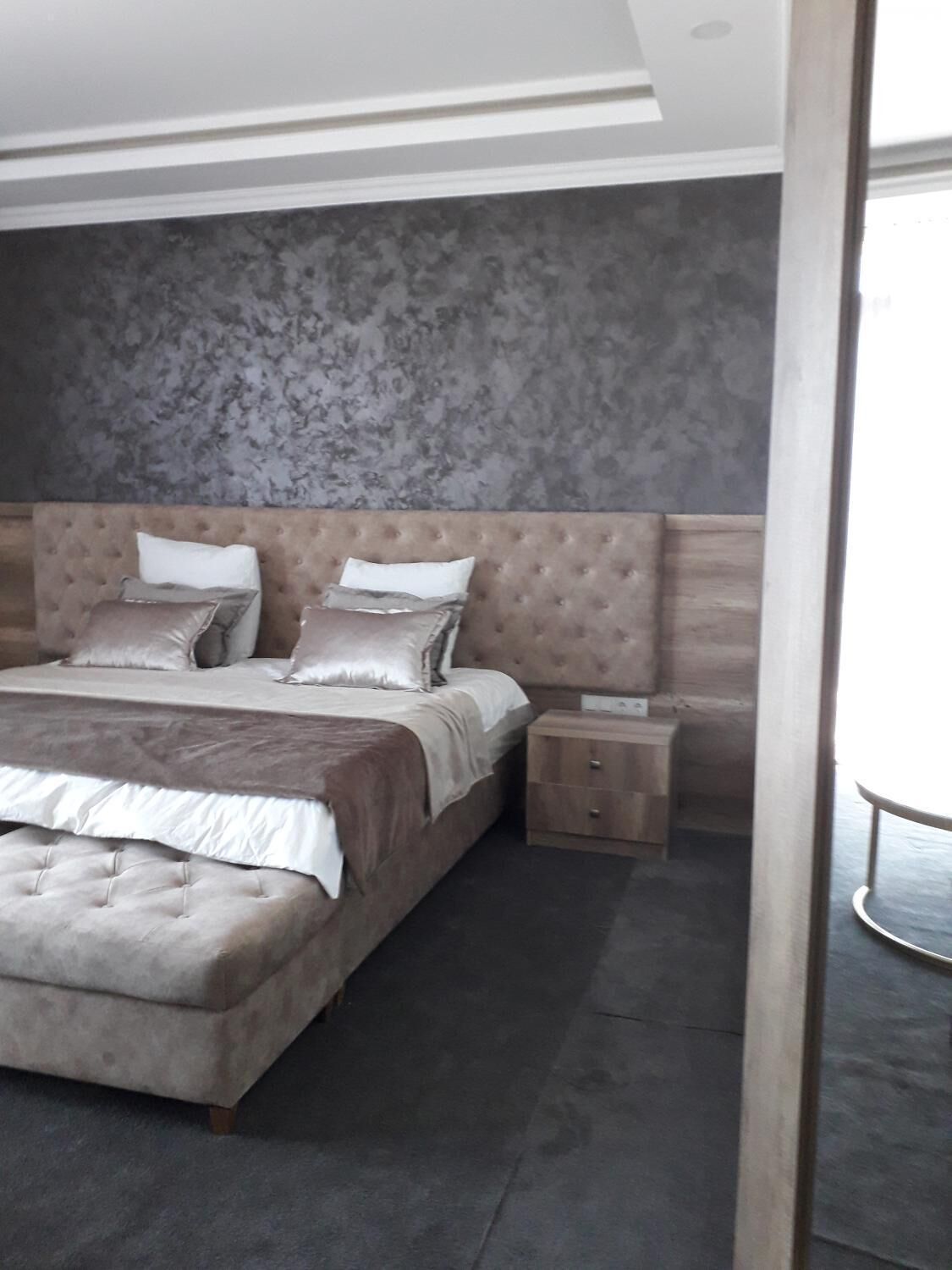 Minibar, khu vực làm việc phù hợp cho laptop, màn/rèm cản sáng 