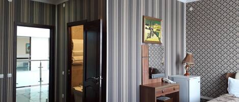 Frigobar, espaço de trabalho para notebook, cortinas blackout