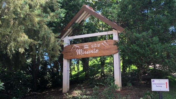 A wooden sign with the text "sitio Mirante" indicating a viewpoint or scenic area. - LEASE, EVENTS, TIROLESA, ARVORISMO, CRAFTSMAN, 360 ° VIEWPOINT (Guaratinguetá)