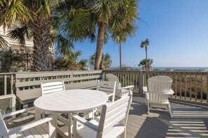 Outdoor dining - Stay @ The Sunchaser on Isle of Palms (Isle of Palms)