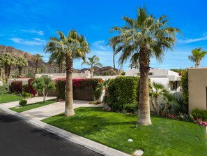 A residential area with palm trees, well-maintained lawns, and a clear blue sky. - Los Estados Pool Home #SRC28, 3 bedroom, 3.5 Bathrooms-Private Lap Pool (La Quinta)