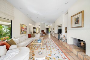 Smart TV, fireplace - Los Estados Pool Home #SRC28, 2 bedroom plus den/3.5 bathroom (La Quinta)