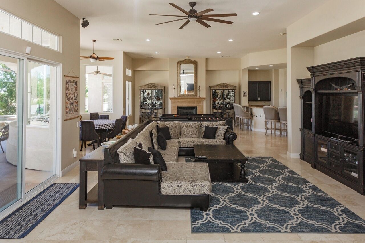 Televisio, takka, DVD-soitin, pöytäjalkapallopöytä