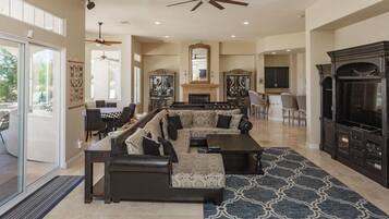 Televisio, takka, DVD-soitin, pöytäjalkapallopöytä