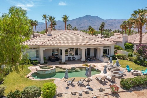 Expansive 5 bedroom Pool Estate! Large lot and pool table! #259174
