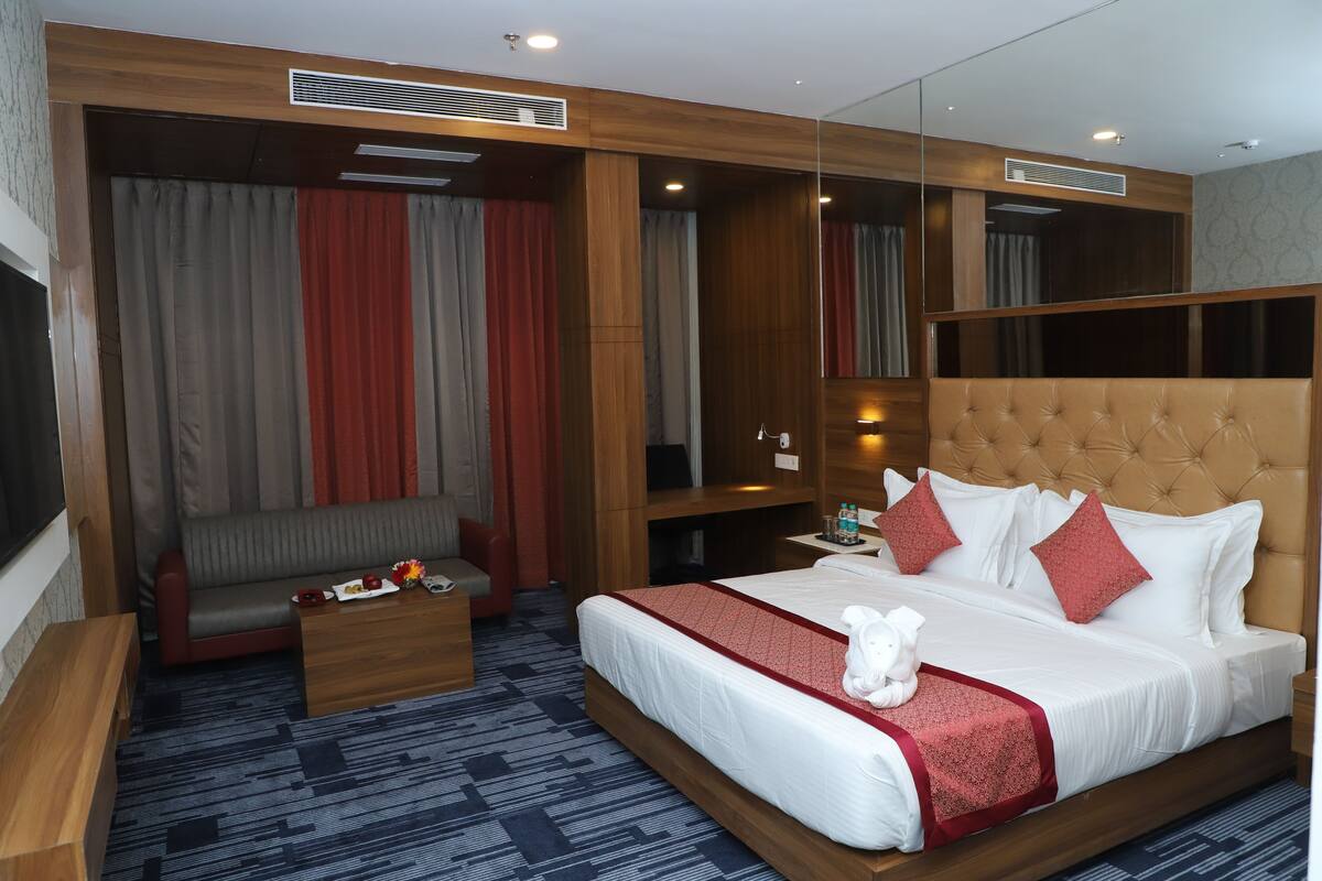1 kamar tidur, minibar, brankas, dan tirai kedap cahaya