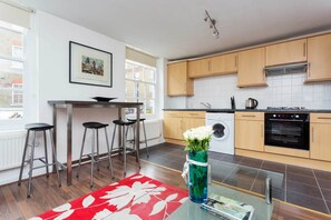 Apartment (1 Bedroom) | Private kitchen | Oven, dishwasher