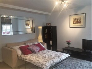 Apartment (1 Bedroom) | 1 bedroom, iron/ironing board, bed sheets