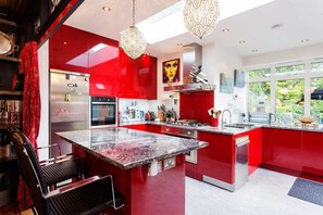 Oven, dishwasher, dining tables - Relaxing Willesden Green Escape (London)