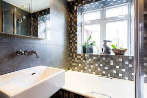 Shower - Relaxing Willesden Green Escape (London)