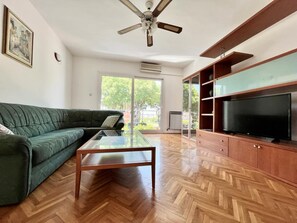 Family Apartment, 2 Bedrooms, Balcony | Living room | 30-inch TV with satellite channels - Lemon Tree Apartments (Zadar)