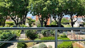 A view of a garden with trees and a metal fence. - Lemon Tree Apartments (Zadar)