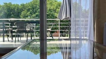 Căn hộ có tầm nhìn toàn cảnh, 2 phòng ngủ, quang cảnh vườn | Khu phòng khách | TV 30-inch có truyền hình vệ tinh