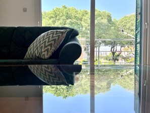 Familienapartment, 2 Schlafzimmer, Balkon | Wohnbereich | 30-Zoll-Fernseher mit Satellitenempfang