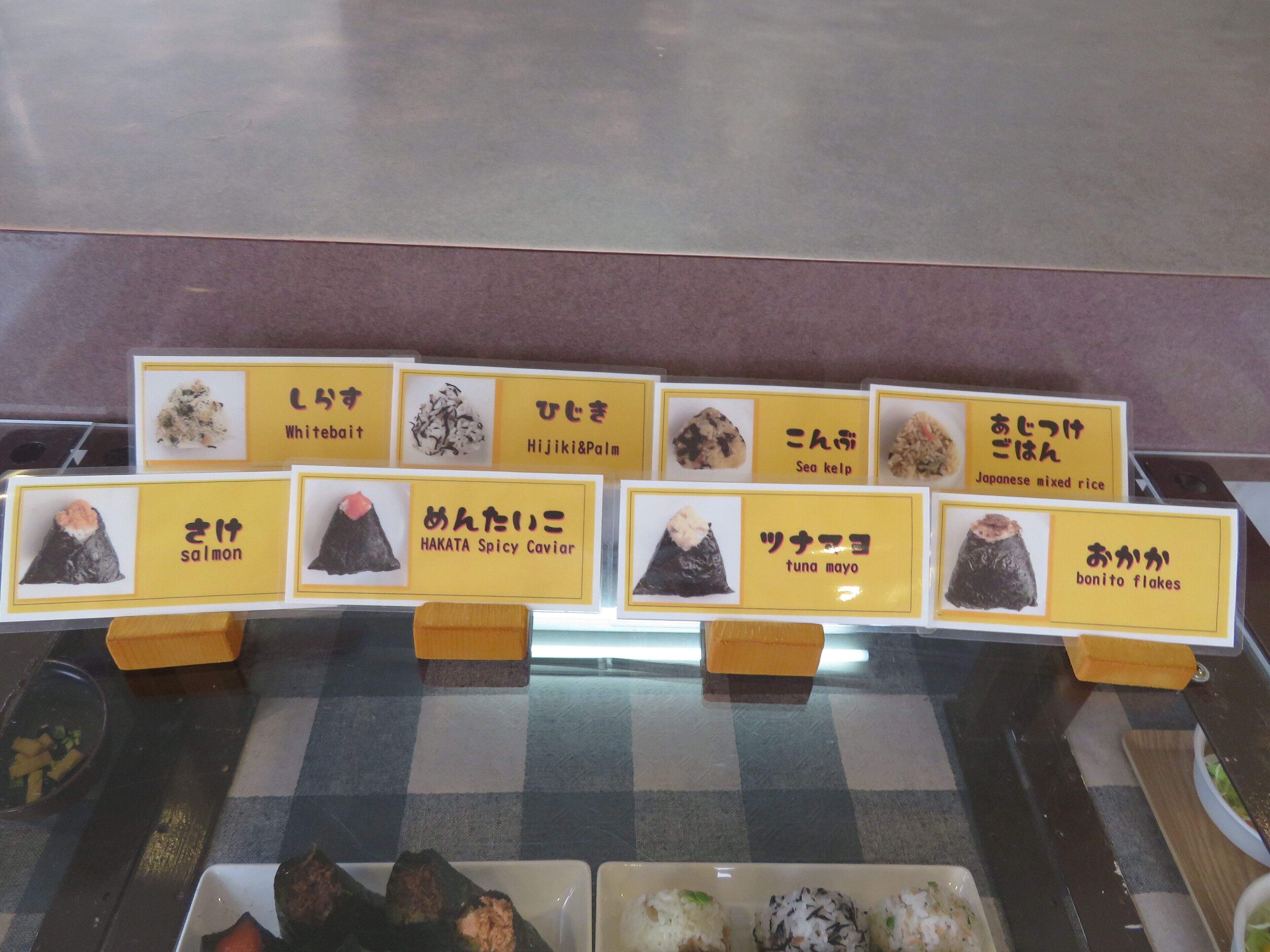 Presentación de platos japoneses con etiquetas.