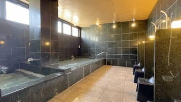 Nhà tắm công cộng