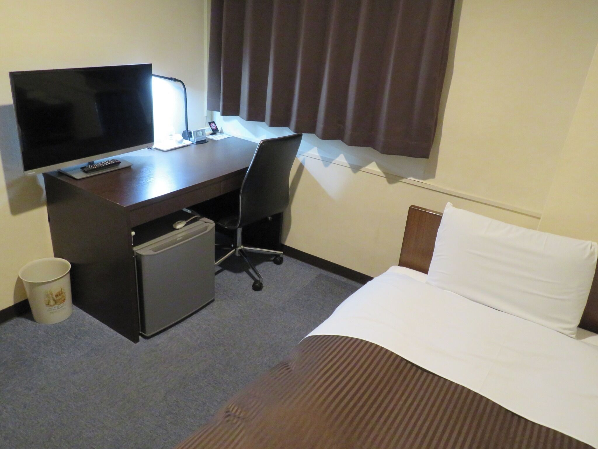 Desk, free WiFi