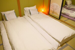 4 slaapkamers, een bureau, een strijkplank/strijkijzer, gratis wifi