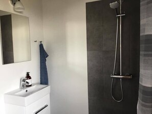 Shower, hair dryer, towels, soap - Agerfeld Gl Skole (Holstebro)