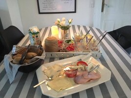 Desayuno con opciones de la cocina local diario (DKK 75 por persona)