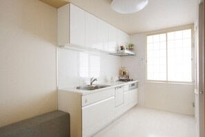 Réfrigérateur, micro-ondes, plaque de cuisson