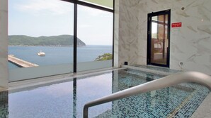Ein Pool mit Blick auf das Meer und eine Anlegestelle.