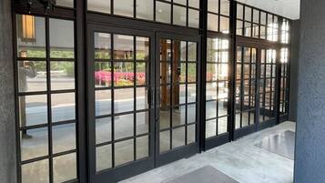 Vista frontal de la propiedad