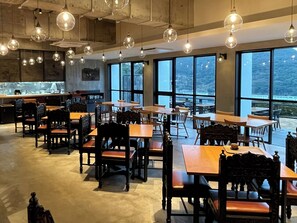 Frukost och middag serveras, med utsikt mot havet 