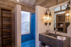 Villa (6 Bedrooms) | Bathroom