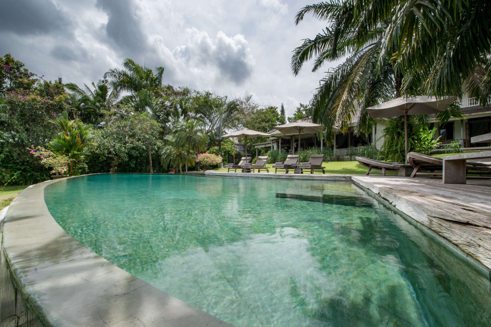 Infinity-Pool, Liegestühle