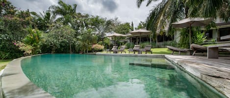 Hồ bơi vô cực, ghế dài tắm nắng
